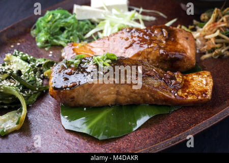 Lachs Teriyaki mit Gemüse auf Fach Stockfoto