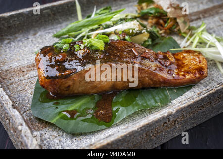 Lachs Teriyaki auf Banana Leaf Stockfoto