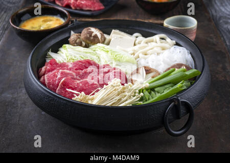 Sukiyaki in traditionellen Gusseisen Topf Stockfoto