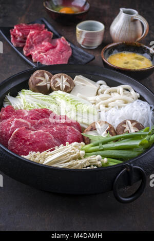 Sukiyaki in traditionellen Gusseisen Topf Stockfoto