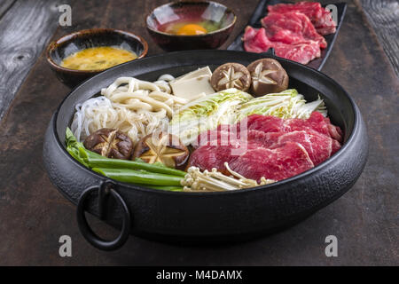 Sukiyaki in traditionellen Gusseisen Topf Stockfoto