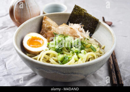 Ramen Fischsuppe in der Schüssel Stockfoto