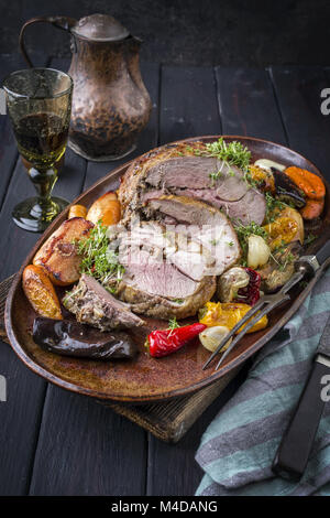 Lammkeule mit Obst und Gemüse. Stockfoto