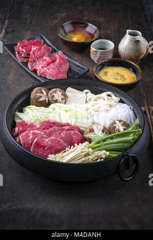 Sukiyaki in traditionellen Gusseisen Topf Stockfoto