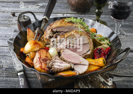 Lammkeule mit Gemüse und Obst in eiserne Pfanne Stockfoto
