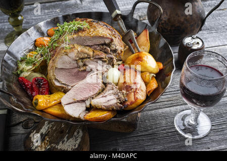 Lammkeule mit Gemüse und Obst in eiserne Pfanne Stockfoto