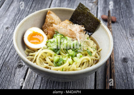 Raman Fischsuppe in der Schüssel Stockfoto