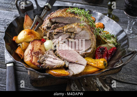 Gigot mit Gemüse und Obst auf Eisen Pan Stockfoto