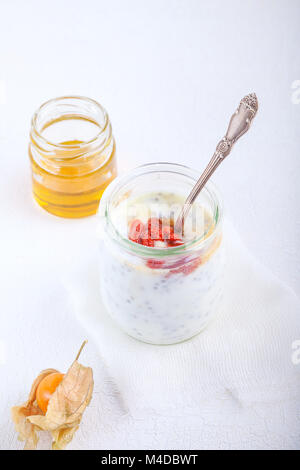 Joghurt mit Goji-Beeren, Chia-Samen und Honig Stockfoto