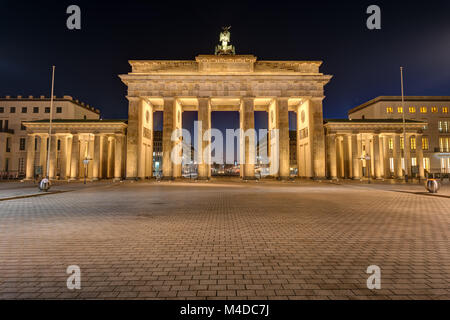 Das Brandenburger Tor in Berlin bei Nacht beleuchtet Stockfoto