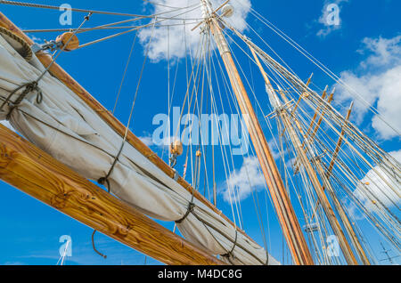 Gefaltete Segel und Mast auf einem alten Segelschiff Stockfoto