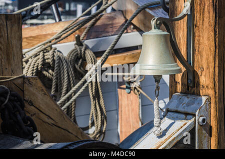 Schiffsglocke auf einem alten Segelschiff Stockfoto