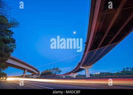 Nacht Verkehr mit leichten Wanderwegen auf der Autobahn interchange Stockfoto