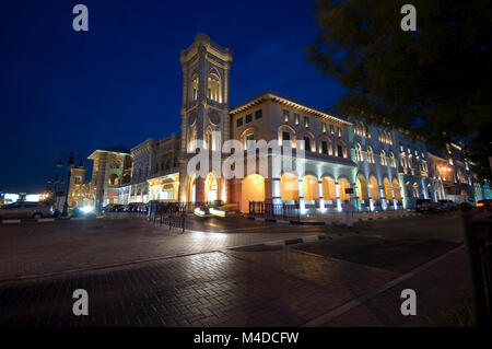 Nächtliche Architekturfotografie. Einkaufszentrum Mercato in Dubai. VAE Stockfoto