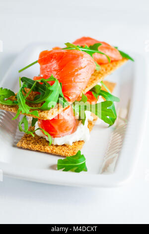 Geräucherter Lachs Häppchen mit Frischkäse Stockfoto