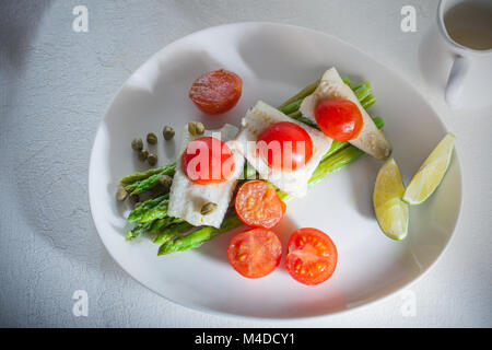 Makrelen Filets mit Spargel Stockfoto