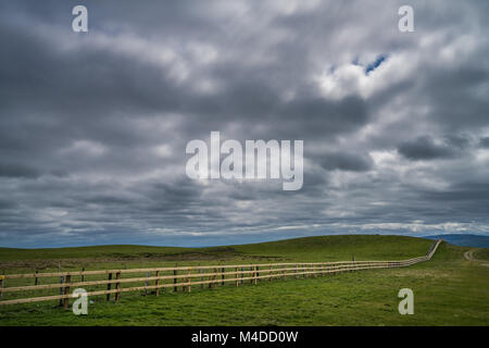 Holzzaun in der irischen Landschaft Stockfoto