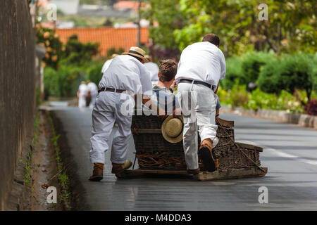 Rodelbahn Mitfahrer auf Schlitten in Monte - Funchal Madeira Portugal Stockfoto