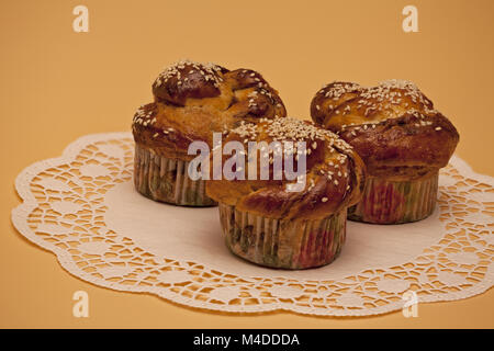 Ruddy Kuchen mit Sesam auf eine Serviette Stockfoto