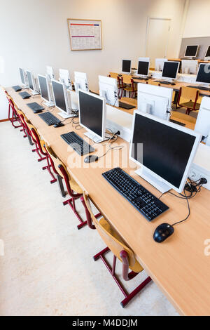 Computer Lab mit Reihen von Computern in der Schule Stockfoto