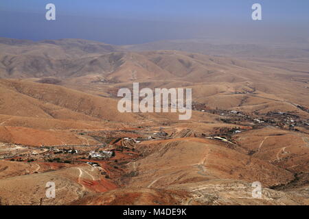 Vulkanische Landschaft. Panoramaaussicht auf Fuerteventura Stockfoto