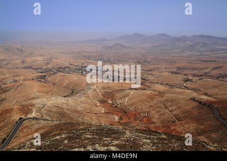 Vulkanische Landschaft. Panoramaaussicht auf Fuerteventura Stockfoto