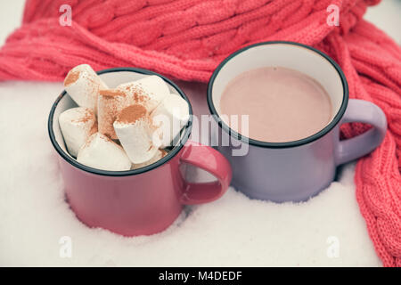 Heiße Schokolade mit Marshmallows in zwei Tassen Stockfoto