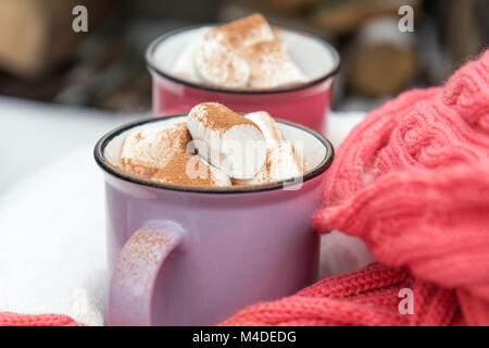 Heiße Schokolade mit Marshmallows in zwei Tassen Stockfoto