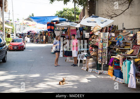 Straßenszene in Bucerias, einem kleinen Fischerdorf in der Nähe von Puerto Vallarta, Mexiko Stockfoto