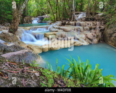 Tropischer Wasserfall im tiefen Wald Stockfoto