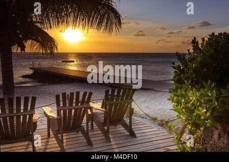 Sonnenuntergang am weißen Sandstrand Porto Mari Stockfoto