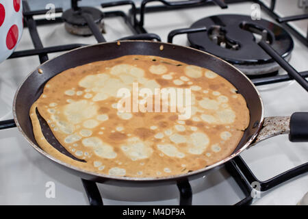 Kochen Pfannkuchen am Faschingsdienstag Stockfoto