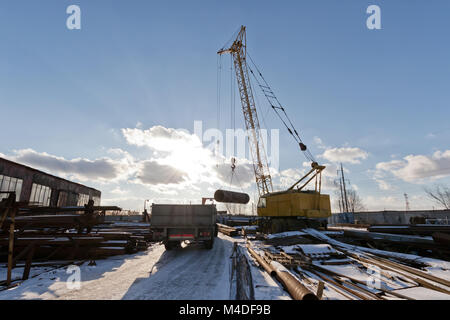 Fertige Schale der Wärmetauscher der Kran entladen Stockfoto