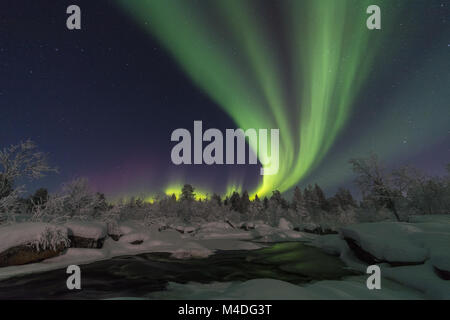 Northern Lights oben mondhelle Landschaft, Lappland, Schweden Stockfoto