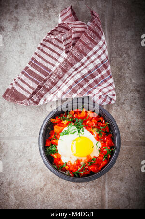 Nahen Ostens Traditionsgericht der Shakshuka in einer Pfanne. Stockfoto