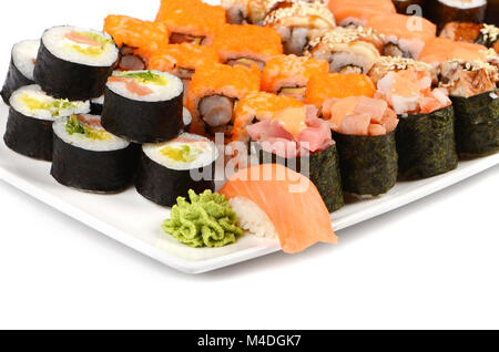 Leckeres Essen. Sushi-Rolle auf einem weißen Hintergrund Stockfoto