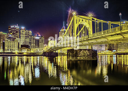 Roberto Clemente Brücke und Pittsburgh Downtown Stockfoto
