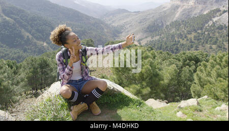 Youg sportlicher Backpacker nehmen selfie Stockfoto