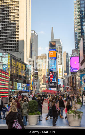 Beleuchtete Fassaden von Broadway Geschäfte und Theater Stockfoto