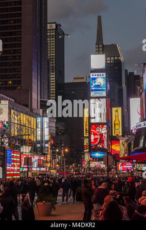 Beleuchtete Fassaden von Broadway Geschäfte und Theater Stockfoto