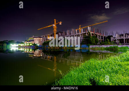 Baustelle auf Inya See bei Nacht in Yangon, Myanmar Stockfoto