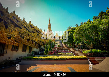 Westliche Eingangstor der Shwedagon Pagode in Yangon, Myanmar Stockfoto