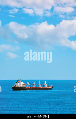 Frachtschiff im Meer Stockfoto