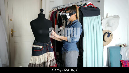 Frau Schneider im VR-Headset Stockfoto