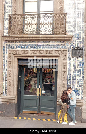 Ein paar steht außerhalb der Casa de los Azulejos (Haus der blauen Kacheln) in Mexiko City, Mexiko. Stockfoto