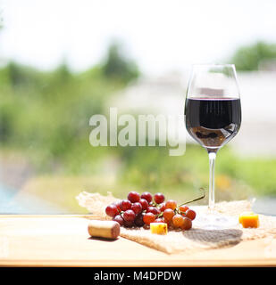 Trauben, Käse mit einem Glas Rotwein Stockfoto