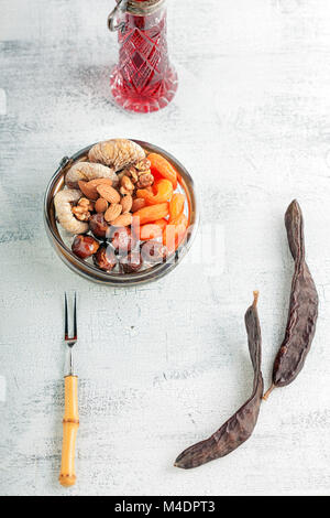 Mischung aus getrockneten Früchten und Nüssen Stockfoto