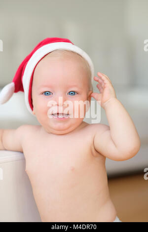 Baby weihnachten Portrait in Santa Claus hat Stockfoto