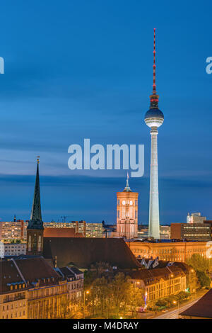 Fernsehturm und Rathaus in Berlin bei Nacht Stockfoto