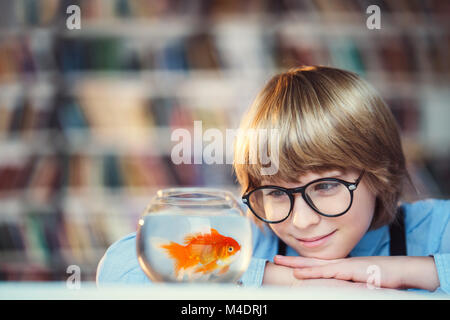 Junge mit Goldfisch Stockfoto